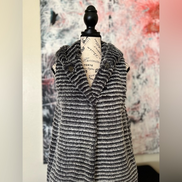 NEIMAN MARCUS COLLECTION Vest - Picture 2 of 11